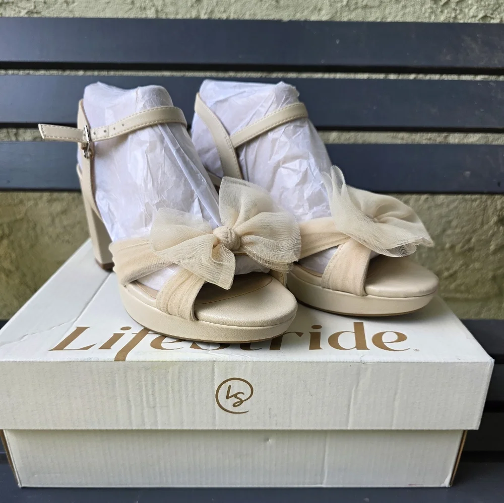 New Life Stride Women's Bow Sandals Beige Block Heels Sz. 6.5W - Picture 3 of 6